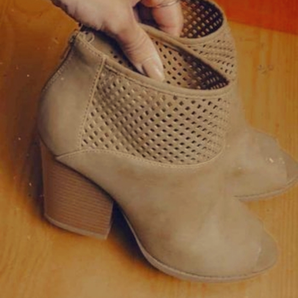 Quipid Women's Size 8 peep- toe booties, tan